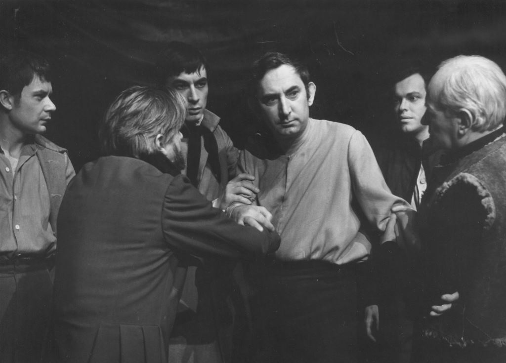 Centralnie: Gustaw Holoubek (Gustaw-Konrad) w DZIADACH Adama Mickiewicza w reżyserii Kazimierza Dejmka. Premiera w Teatrze Narodowym 25 listopada 1967. Fot. Franciszek Myszkowski Centralnie: Gustaw Holoubek (Gustaw-Konrad) w DZIADACH Adama Mickiewicza w reżyserii Kazimierza Dejmka. Premiera w Teatrze Narodowym 25 listopada 1967. Fot. Franciszek Myszkowski