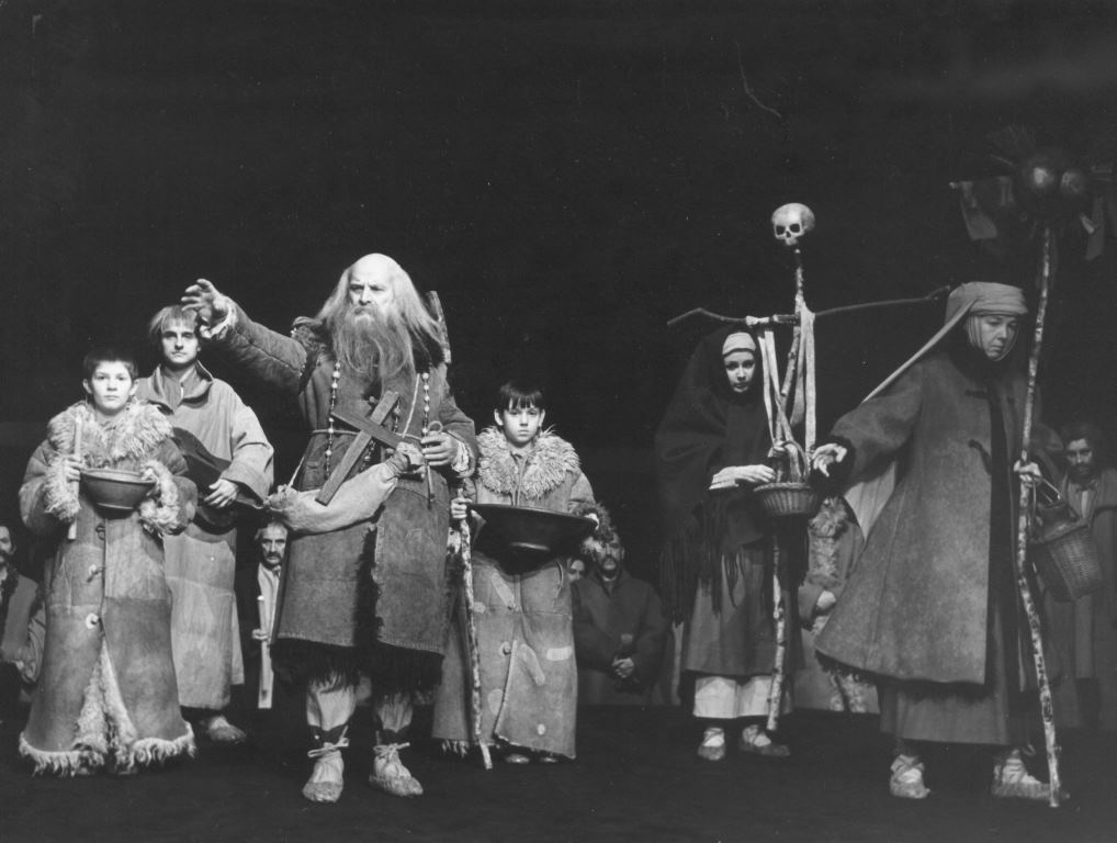 Scena zbiorowa, w centrum: Kazimierz Opaliński (Guślarz) w DZIADACH Adama Mickiewicza w reżyserii Kazimierza Dejmka. Premiera w Teatrze Narodowym 25 listopada 1967. Fot. Franciszek Myszkowski Scena zbiorowa, w centrum: Kazimierz Opaliński (Guślarz) w DZIADACH Adama Mickiewicza w reżyserii Kazimierza Dejmka. Premiera w Teatrze Narodowym 25 listopada 1967. Fot. Franciszek Myszkowski