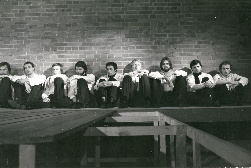 DZIADY Adama Mickiewicza w reż. Adama Hanuszkiewicza: Krzysztof Wakuliński, Jerzy Pożarowski, Krzysztof Kolberger (Konrad), Jerzy Matałowski, Marcin Sławiński, Waldemar Kownacki, Krzysztof Janczar, Andrzej Pieczyński. Fot. Cezary Marek Langda DZIADY Adama Mickiewicza w reż. Adama Hanuszkiewicza: Krzysztof Wakuliński, Jerzy Pożarowski, Krzysztof Kolberger (Konrad), Jerzy Matałowski, Marcin Sławiński, Waldemar Kownacki, Krzysztof Janczar, Andrzej Pieczyński. Fot. Cezary Marek Langda