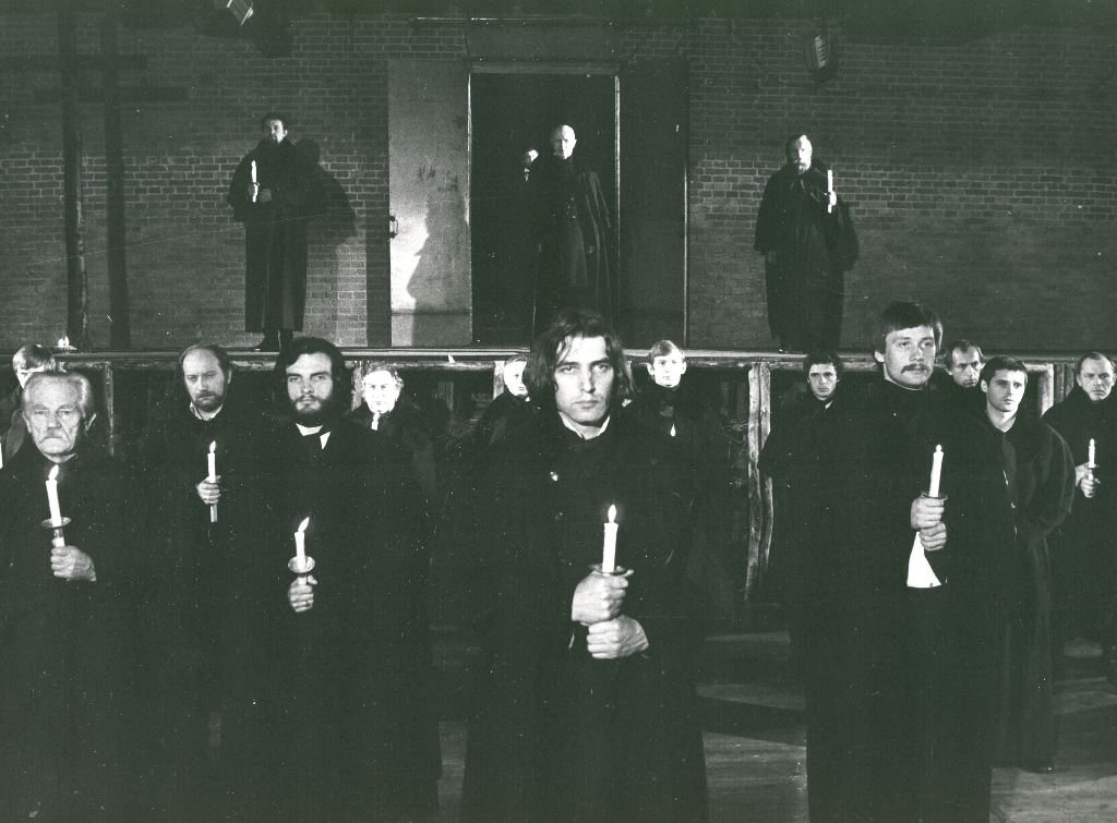 DZIADY Adama Mickiewicza w reż. Adama Hanuszkiewicza: scena zbiorowa, centralnie – Waldemar Kownacki (Prowadzący obrzęd). Fot. Cezary Marek Langda DZIADY Adama Mickiewicza w reż. Adama Hanuszkiewicza: scena zbiorowa, centralnie – Waldemar Kownacki (Prowadzący obrzęd). Fot. Cezary Marek Langda