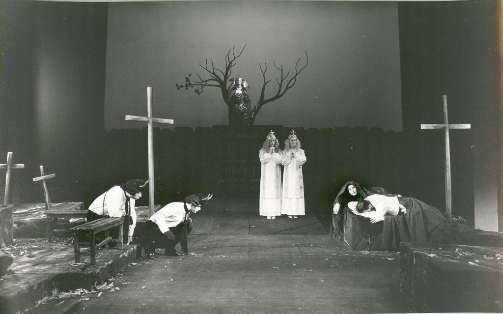 DZIADY Adama Mickiewicza w reż. Krystyny Skuszanki: scena zbiorowa. Fot. Karina Łopieńska DZIADY Adama Mickiewicza w reż. Krystyny Skuszanki: scena zbiorowa. Fot. Karina Łopieńska
