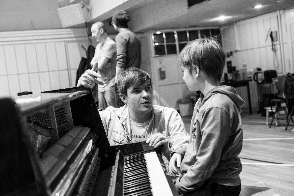 Próby ALICJI KRAINY CZARÓW: Sławomir Narloch (reżyser), Michał Pietruczuk. Fot. Marta Ankiersztejn 