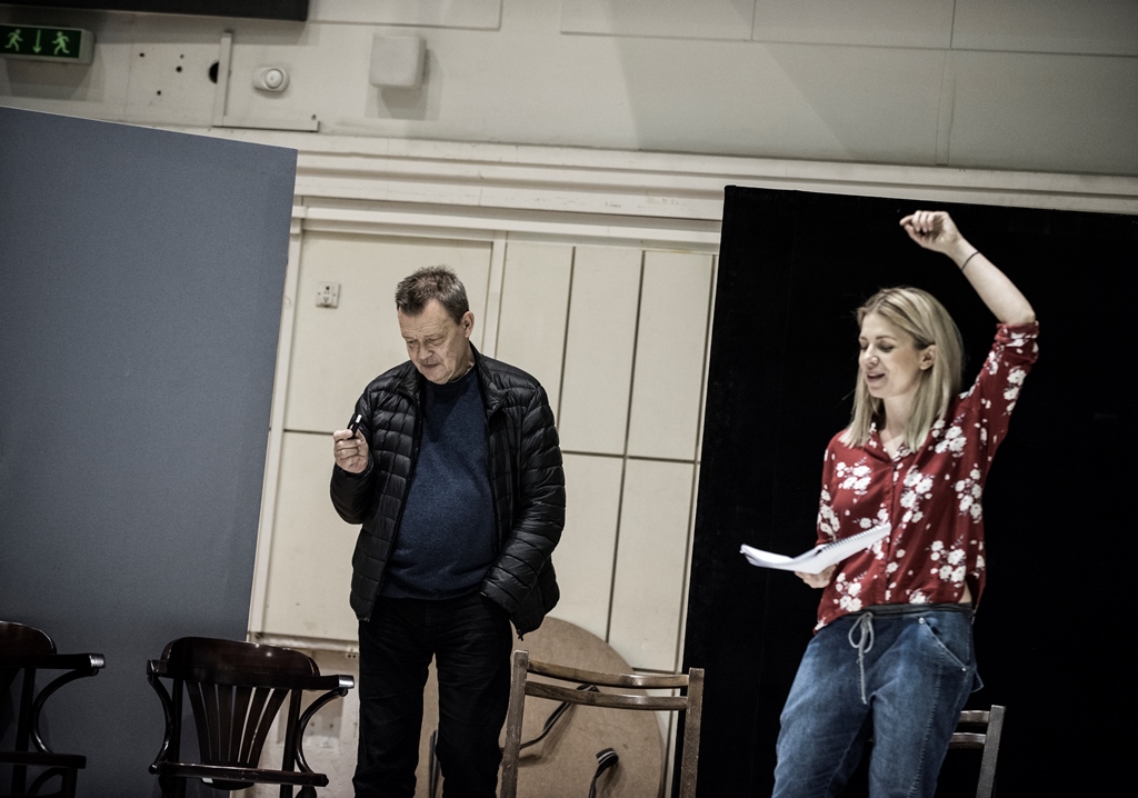 Próby JAK BYĆ KOCHANĄ: Jan Frycz, Lena Frankiewicz (reżyserka). Fot. Magda Hueckel Próby JAK BYĆ KOCHANĄ: Jan Frycz, Lena Frankiewicz (reżyserka). Fot. Magda Hueckel