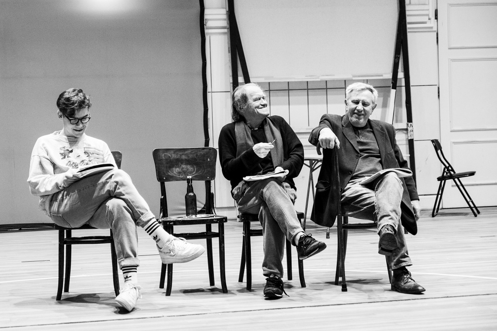Próba KOMEDIANTA – Hubert Łapacz (Ferruccio), Andrzej Domalik – reżyser, Jerzy Radziwiłowicz (Bruscon). Fot. Marta Ankiersztejn