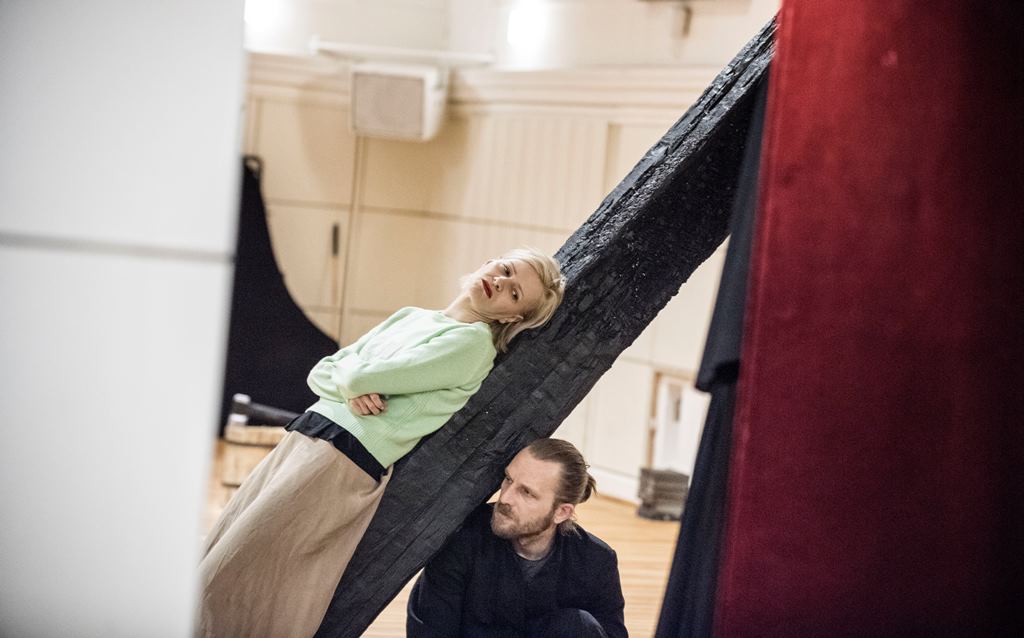 Próby MATKI JOANNY OD ANIOŁÓW: Małgorzata Kożuchowska (Joanna), Karol Pocheć (Suryn). Fot. Magda Hueckel Próby MATKI JOANNY OD ANIOŁÓW: Małgorzata Kożuchowska (Joanna), Karol Pocheć (Suryn). Fot. Magda Hueckel