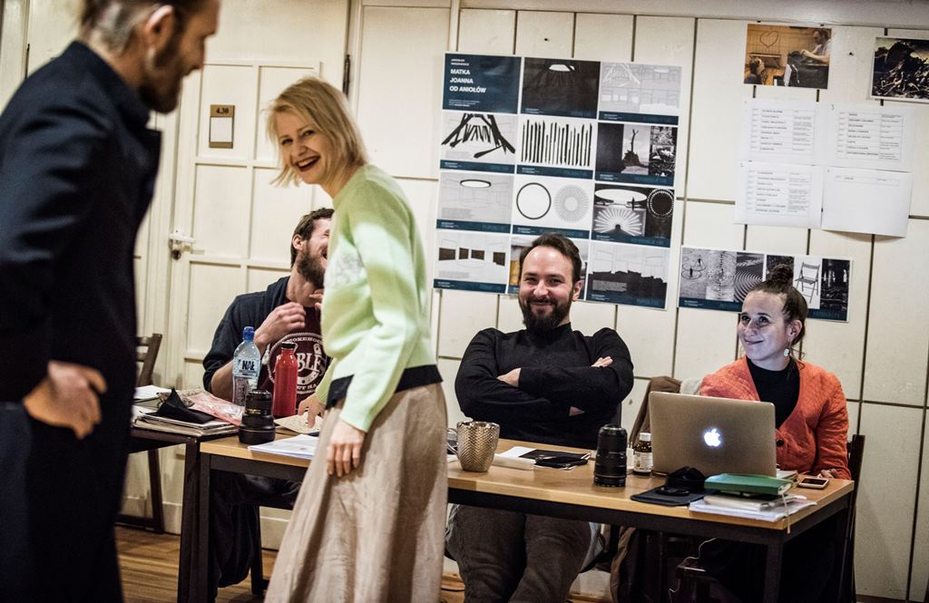 Próby MATKI JOANNY OD ANIOŁÓW: Karol Pocheć (Suryn), Krystian Łysoń – ruch sceniczny, Małgorzata Kożuchowska (Joanna), Wojciech Faruga – reżyseria, Julia Holewińska – dramaturgia. Fot. Magda Hueckel Próby MATKI JOANNY OD ANIOŁÓW: Karol Pocheć (Suryn), Krystian Łysoń – ruch sceniczny, Małgorzata Kożuchowska (Joanna), Wojciech Faruga – reżyseria, Julia Holewińska – dramaturgia. Fot. Magda Hueckel