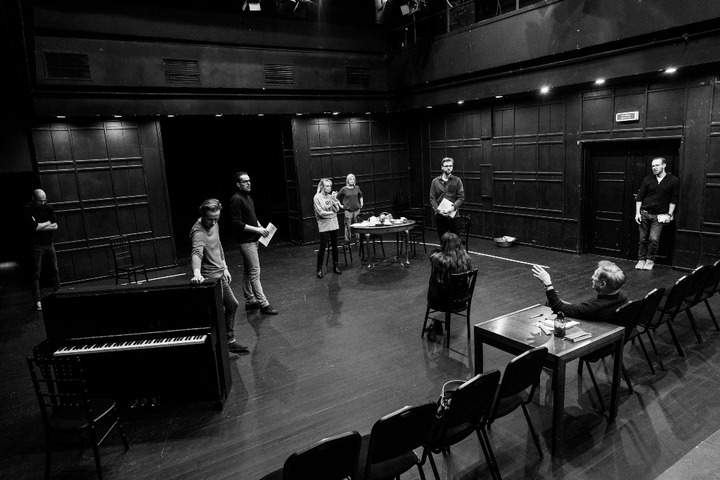 Próby MIZANTROPA Molière’a: Paweł Paprocki (Filint), Przemysław Stippa (Oront), Robert Jarociński (Akast), Beata Ścibakówna (Arsinoe), Edyta Olszówka (Elianta), Justyna Kowalska (Celimena), Hubert Paszkiewicz (Klitander), Jan Englert – reżyser, Grzegorz M