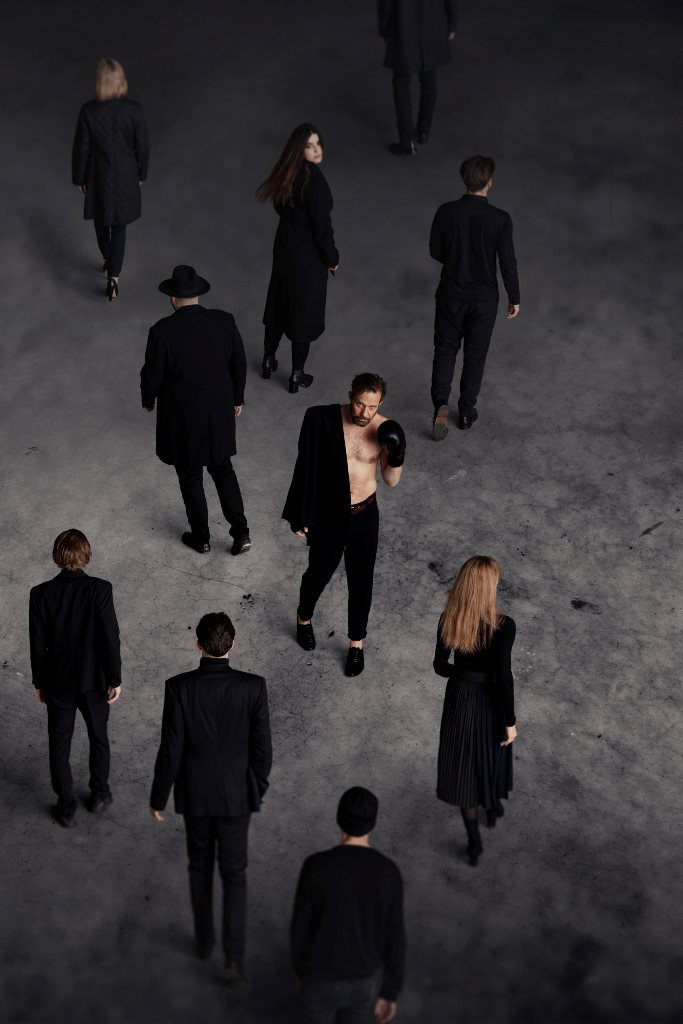 Zdjęcie promocyjne przestawienia MIZANTROP Molière’a w reż. Jana Englerta . Centralnie: Justyna Kowalska, Grzegorz Małecki. Fot. Maciej Landsberg, koncepcja: Elipsy Zdjęcie promocyjne przestawienia MIZANTROP Molière’a w reż. Jana Englerta . Centralnie: Justyna Kowalska, Grzegorz Małecki. Fot. Maciej Landsberg, koncepcja: Elipsy
