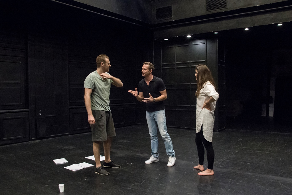 Próby TCHNIENIA: Mateusz Rusin, Grzegorz Małecki (reżyser), Justyna Kowalska. Fot. Zbigniew Lisiecki / Teatr Narodowy Próby TCHNIENIA: Mateusz Rusin, Grzegorz Małecki (reżyser), Justyna Kowalska. Fot. Zbigniew Lisiecki / Teatr Narodowy