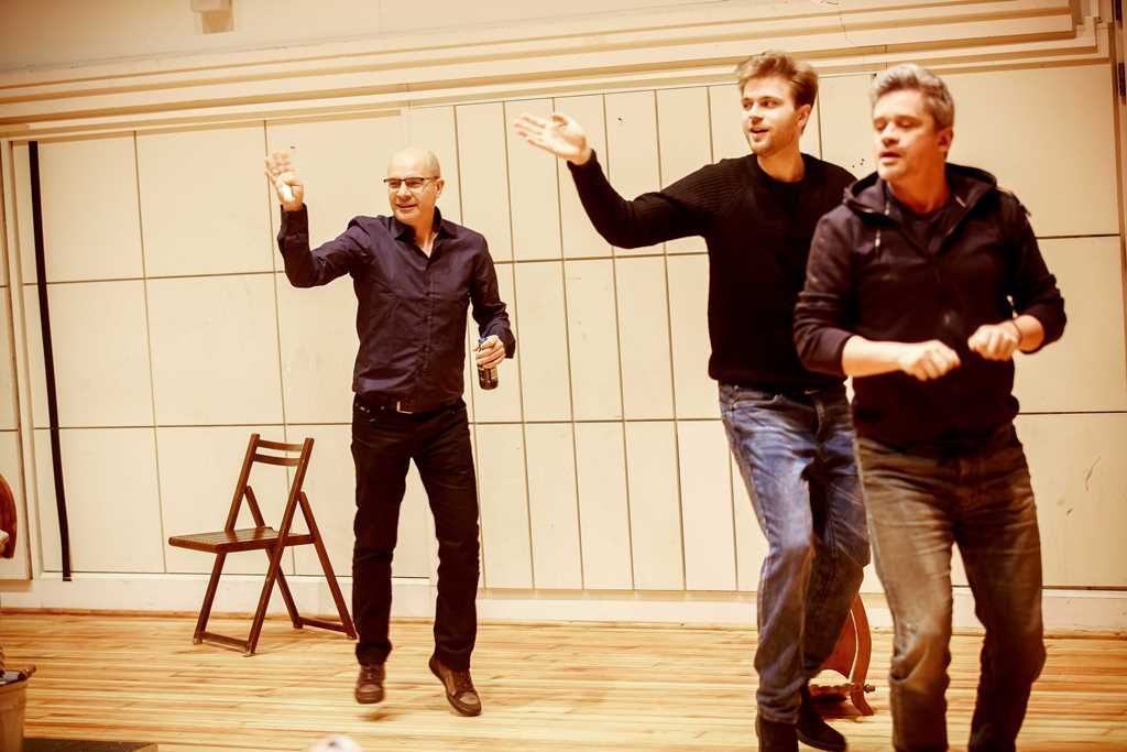 Próby UŁANÓW: Piotr Cieplak (reżyser), Hubert Paszkiewicz (Lubomir), Piotr Grabowski (Major). Fot. Krzysztof Bieliński Próby UŁANÓW: Piotr Cieplak (reżyser), Hubert Paszkiewicz (Lubomir), Piotr Grabowski (Major). Fot. Krzysztof Bieliński