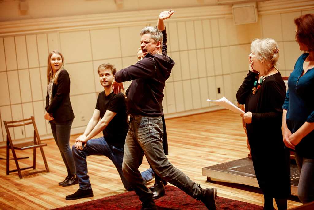 Próby UŁANÓW: Paulina Korthals (Ania), Hubert Paszkiewicz (Lubomir), Dominika Kluźniak (Zosia), Piotr Grabowski (Major), Anna Seniuk (Ciotunia), Anna Ułas (Frania). Fot. Krzysztof Bieliński Próby UŁANÓW: Paulina Korthals (Ania), Hubert Paszkiewicz (Lubomir), Dominika Kluźniak (Zosia), Piotr Grabowski (Major), Anna Seniuk (Ciotunia), Anna Ułas (Frania). Fot. Krzysztof Bieliński